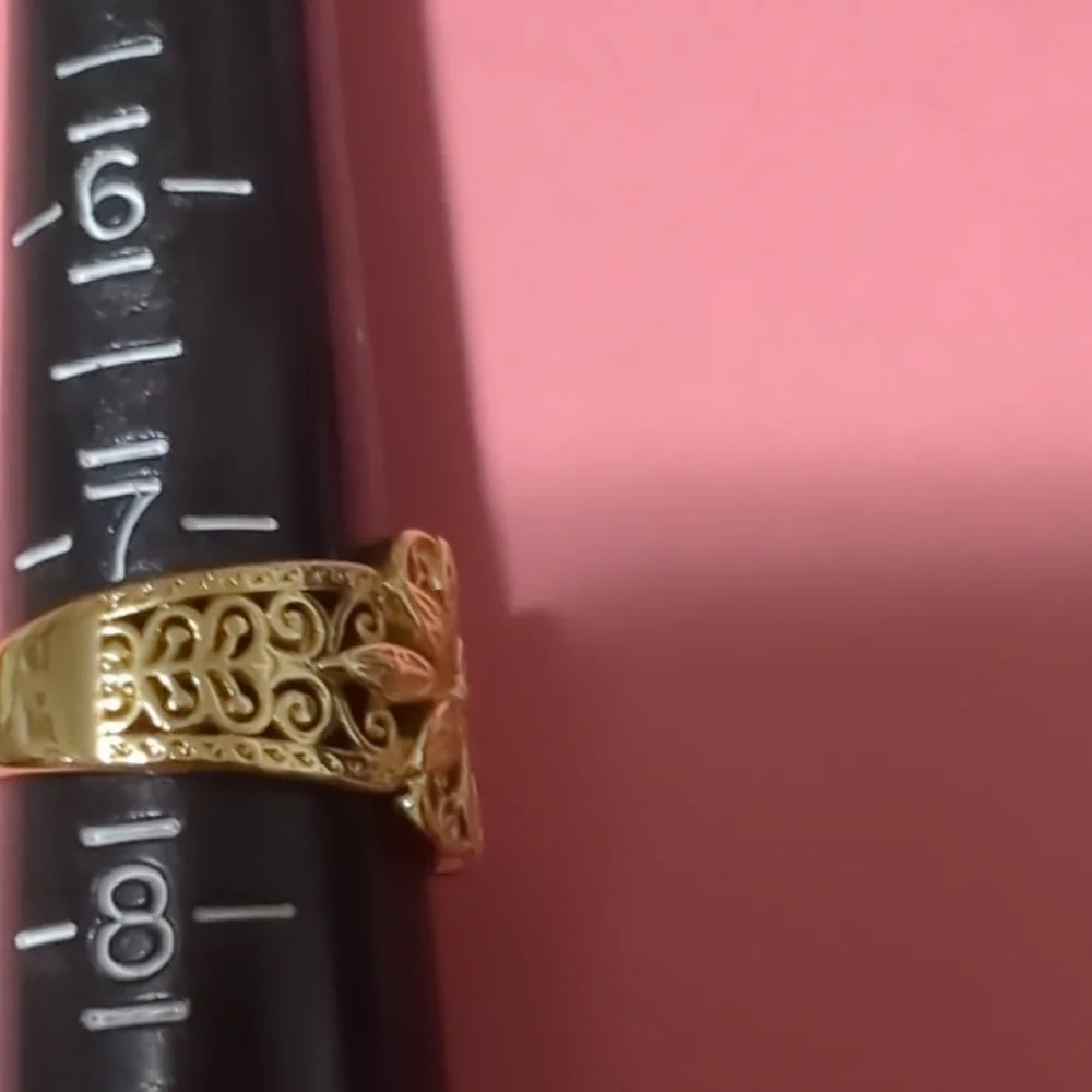 NWT Gold Ring Hollow Floral Pattern Size 7.5 Perfect for Everyday